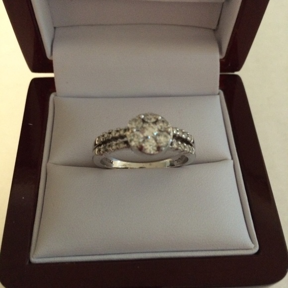 Ladies Diamond Ring - Picture 2 of 3